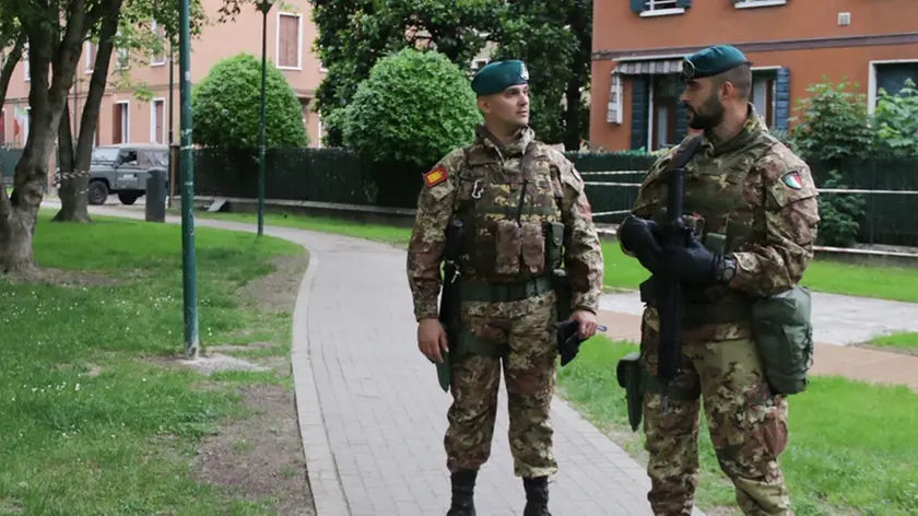 Foto Agenzia Candussi/ Mion/ Mestre, parchetto di via Piave/ Controlli dell'esercito assieme alle forze di Polizia