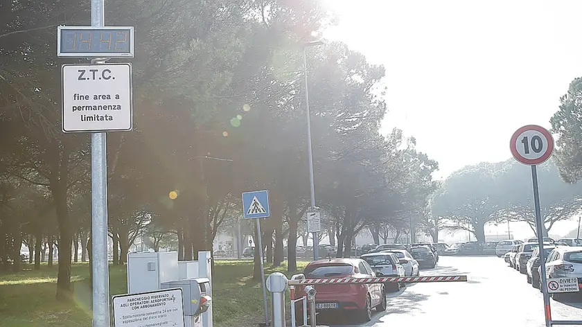 Uno dei varchi di accesso della Zona a Traffico Controllato dell’aeroporto Marco Polo di Venezia