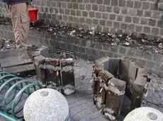 Lavori di rimozione di alcune panchine in via Carducci per evitare il bivacco dei senzatetto, Mestre