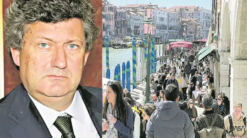Claudio Scarpa, direttore dell'Associazione veneziana albergatori. A destra turisti a Rialto in riva del Vin