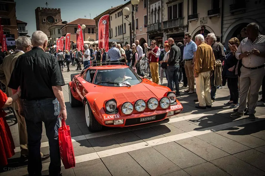 Una Lancia Stratos in piazza Ferretto