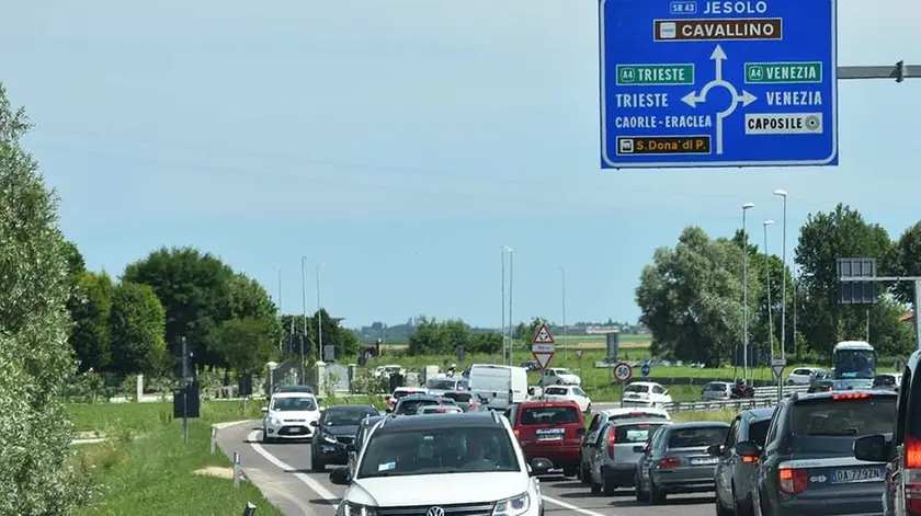 MORSEGO - DINO TOMMASELLA - JESOLO - TRAFFICO SULLE STRADE PER LA SPIAGGIA E PARCHEGGI PIENI GIA' DAL PRIMO MATTINO