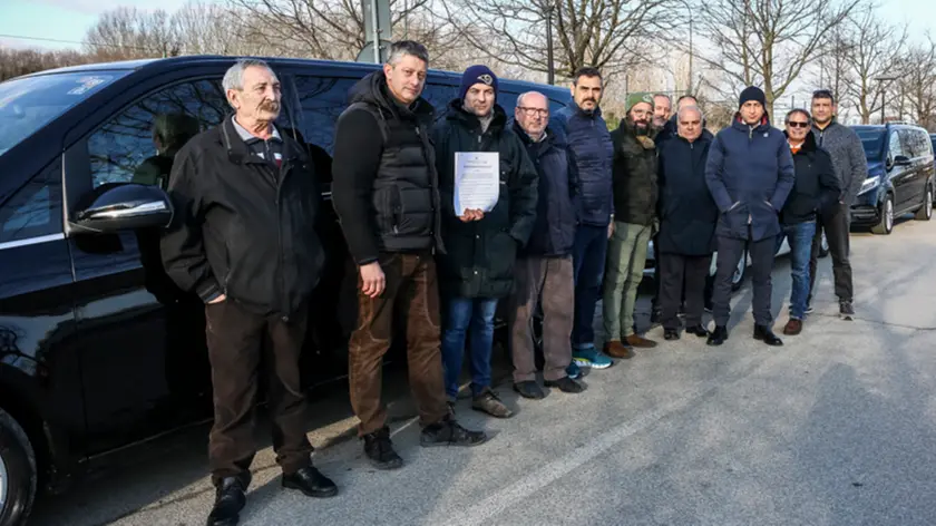 Foto Agenzia Candussi / ARTICO / Mestre MARITTIMA SAN BASILIO / MESTRE PROTESTA NCC. IN FOTO IL GRUPPO DI CONDUCENTI CHE HA MANIFESTATO.