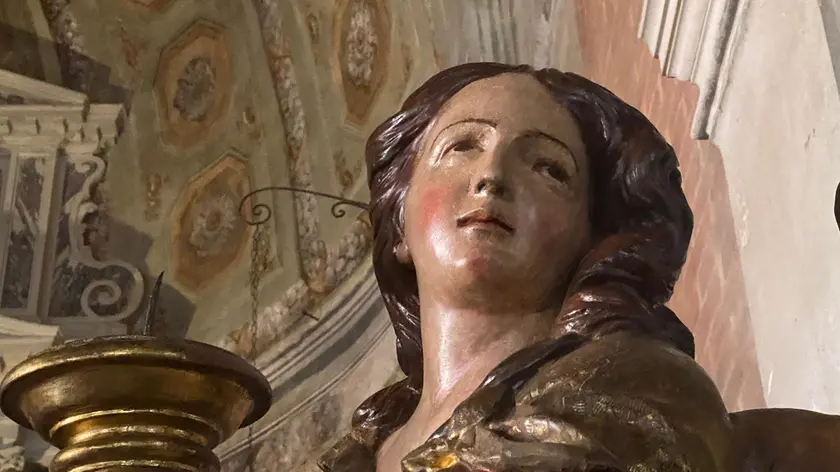 Lo splendore di una delle statue lignee restaurate nella chiesa di San Nicolò dei Mendicoli