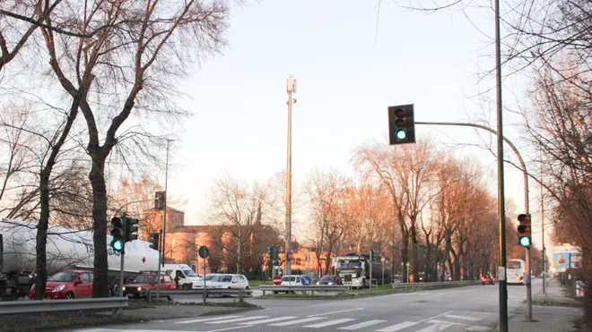 Cambiano a Mestre alcune postazioni dei Velocar, i rilevatori automatici delle infrazioni semaforiche.nella foto via Fratelli Bandiera (in ingresso a Marghera all’intersezione con via Cruto)