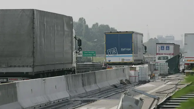 FERRAZZA - CANTIERE IN AUTOSTRADA ALL 'ALTEZZA DEL PONTE SUL BRENTA