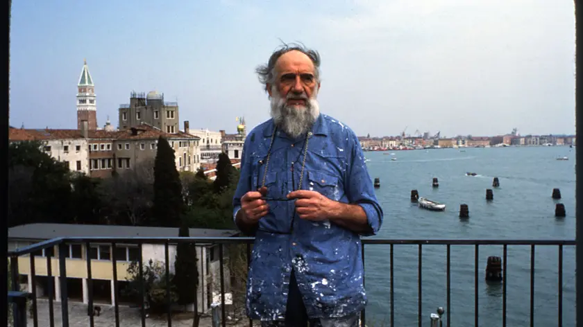 Emilio Vedova nella sua casa studio a Venezia