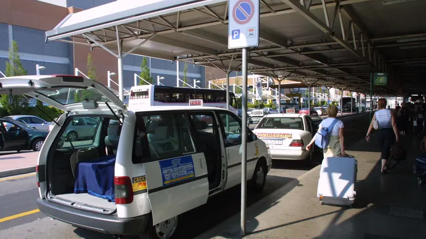 Tessera (VE):.probblemi parcheggi in aeroporto..02/08/2001 © Light Image Studio..Mion.