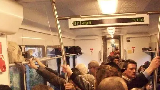 DISAGI PER I PENDOLARI DI PIOVE DI SACCO SUI TRENI SULLA LINEA ADRIA MESTRE IN FOTO I VAGONI STIPATI