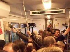 DISAGI PER I PENDOLARI DI PIOVE DI SACCO SUI TRENI SULLA LINEA ADRIA MESTRE IN FOTO I VAGONI STIPATI