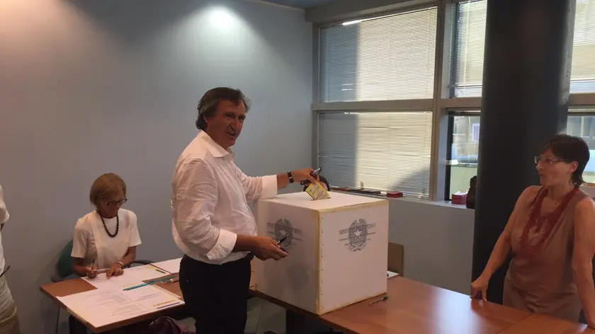 Luigi Brugnaro al voto: è lui il sindaco della Città metropolitana