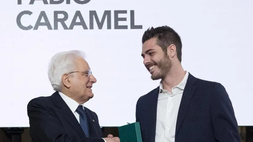 Il Presidente Sergio Mattarella premia Fabio Caramel, in occasione della cerimonia di consegna delle onorificenze OMRI conferite motu proprio dal Presidente della Repubblica a cittadini distintisi per atti di eroismo e impegno civile Roma, 5 marzo 2019. ANSA/FRANCESCO AMMENDOLA UFFICIO STAMPA QUIRINALE