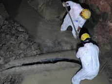 Operai al lavoro su una condotta idrica (foto d'archivio)