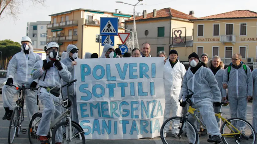 Agenzia Candussi, giornalista FAvarato. Protesta attivisti in via Miranese di fronte alla sede ARPAV