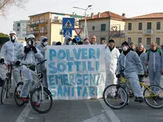 Agenzia Candussi, giornalista FAvarato. Protesta attivisti in via Miranese di fronte alla sede ARPAV