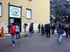 Giornalisti e operatori in attesa dell'inizio del Consiglio federale della Lega Nord in Via Bellerio, Milano, 2 marzo 2015. ANSA/MOURAD BALTI TOUATI