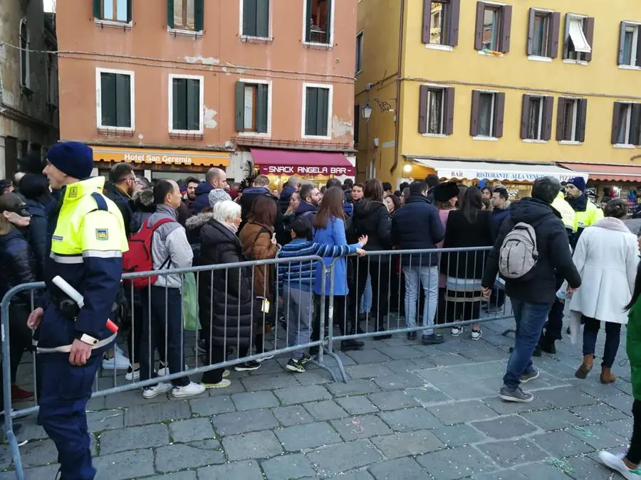 Tutti in coda per andare alla sfilata (foto Interpress)