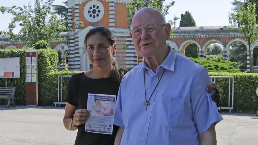 agostini agenzia foto film treviso conf. stampa don torta e tiziana d'andrea su problemi banche