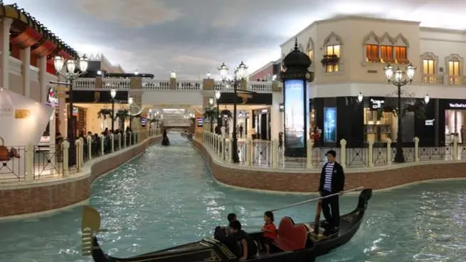 Una gondola a motore della Venezia del Qatar