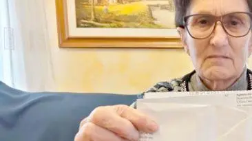 Adelina Finotto mostra la cartella pazza