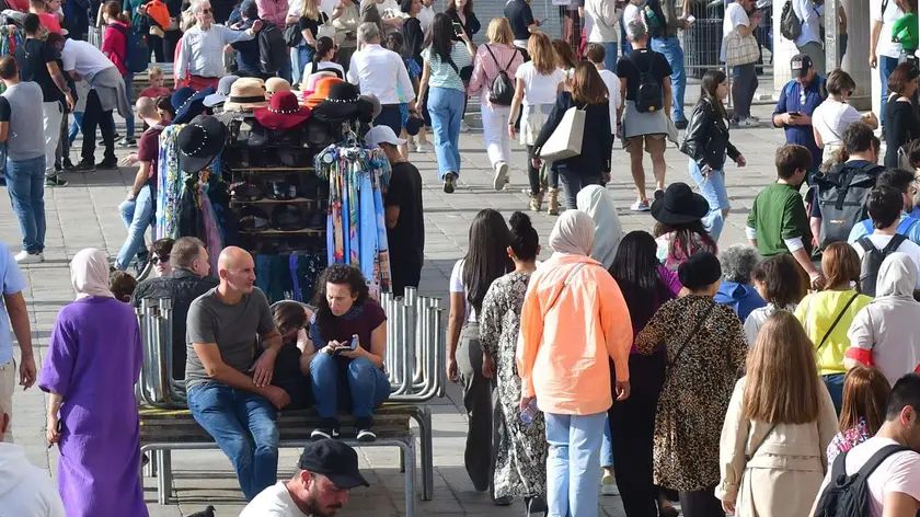 Turisti a Venezia. Si discute del regolamento per gli affitti brevi