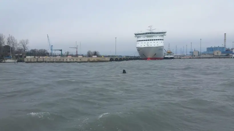 Il traghetto battente bandiera greca finito contro le briccole all'ingresso della darsena di Fusina