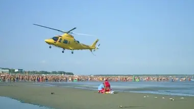 L’arrivo dell’elisoccorso in spiaggia a Bibione per un «codice rosso» come accaduto ieri più volte anche a Caorle