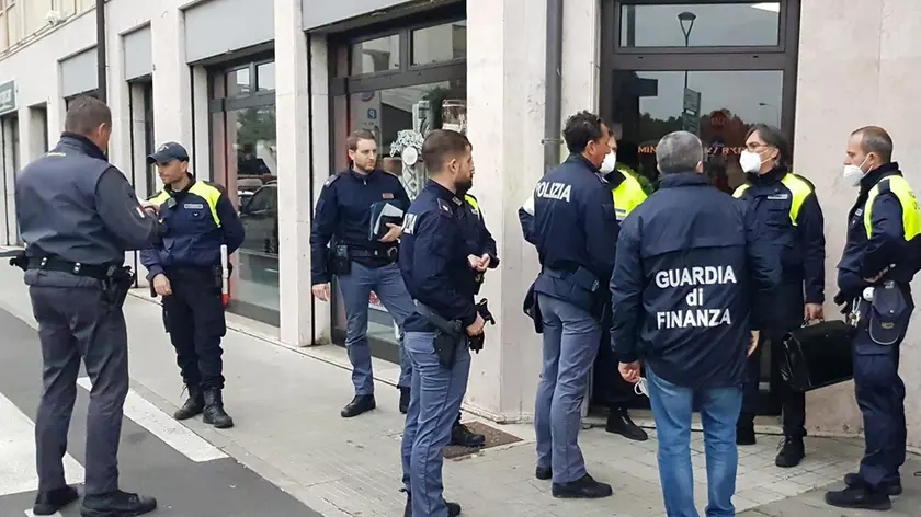 Uno dei tanti controlli congiunti della Guarda di Finanza nel rione Piave, a Mestre, nelle ultime settimane
