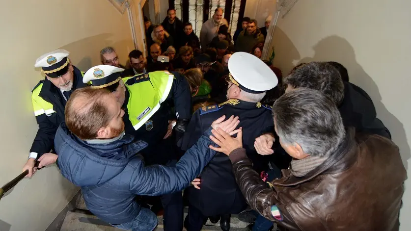 Interpress/M.Tagliapietra Venezia 20.12.2016.- Protesta Dipendenti Comunali in Comune. Sfondamento per arrivare in Consiglio.