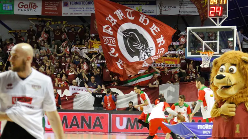 Agenzia Candussi, giornalista Vatrella. Palasport Taliercio, Umana Reyer Venezia VS Pinar Karsiyaka.