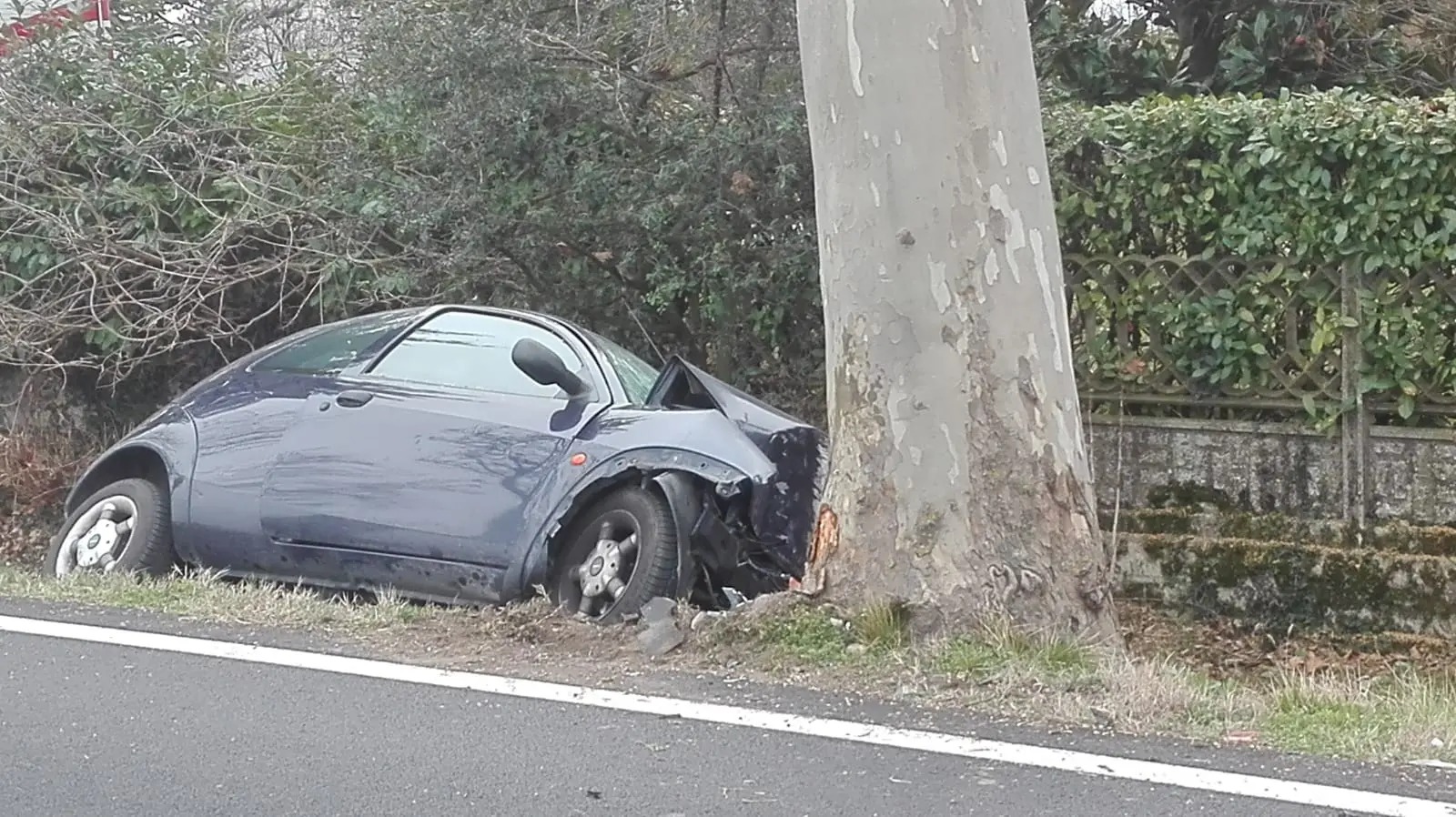 L'auto uscita di strada a Fossalta di Piave (foto Dino Tommasella)