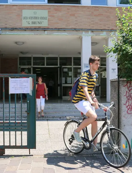 Foto Agenzia Candussi/ Scattolin/ Mestre, liceo Bruno/ Studenti escono dalla scuola dopo aver terminato la prima prova di maturità