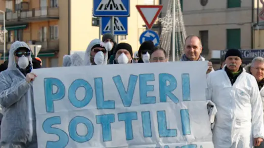 Agenzia Candussi, giornalista FAvarato. Protesta attivisti in via Miranese di fronte alla sede ARPAV