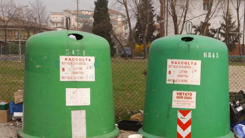 18/03/02 TV. Cassonetti rifiuti in via Del Mozzato. (Rea). © Paolo Balanza