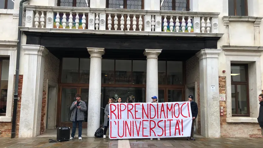 La protesta dei rappresentanti degli studenti di Ca' Foscari a Venezia