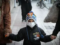 (151221) -- TEHRAN, Dec. 21, 2015 (Xinhua) -- An Iranian boy wearing a protective mask walks on a street in downtown Tehran, Iran, on Dec. 20, 2015. Iran's government announced that all schools and kindergartens of Tehran close on Dec. 20 and 21, due to the alarming high air pollution in the city. (Xinhua/Ahmad Halabisaz)..