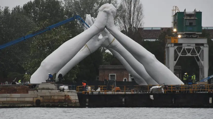 L'allestimento della gigantesca opera di Lorenzo Quinn "Bulding Bridges"