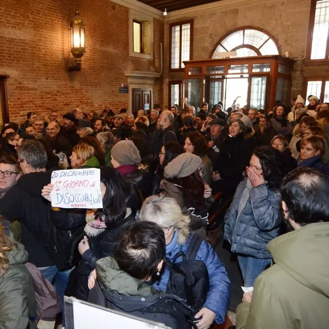 Interpress/M.Tagliapietra Venezia 20.12.2016.- Protesta Dipendenti Comunali in Comune. Sfondamento per arrivare in Consiglio.