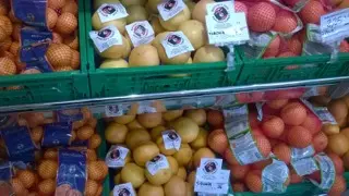 Adesivi sulla frutta: "Di turco non compro un fico secco"