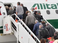 Passeggeri salgono su un aereo di Alitalia all'aeroporto di Linate, 27 aprile 2017. Ansa/Daniel Dal Zennaro