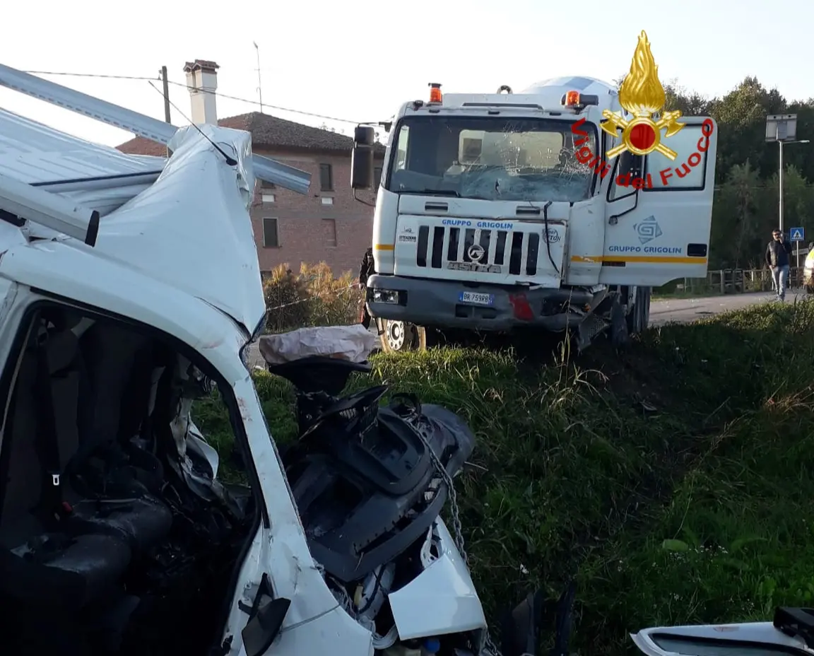 Le tragiche foto dell'incidente in località Staffolo dove una betoniera ha prima centrato un ragazzino di 12 anni in bici e poi si è schiantata contro un furgone, uccidendo le due persone che vi erano a bordo