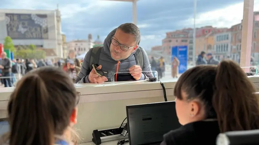 Le operazioni per la prenotazione del contributo d’accesso ad uno dei check point cittadini