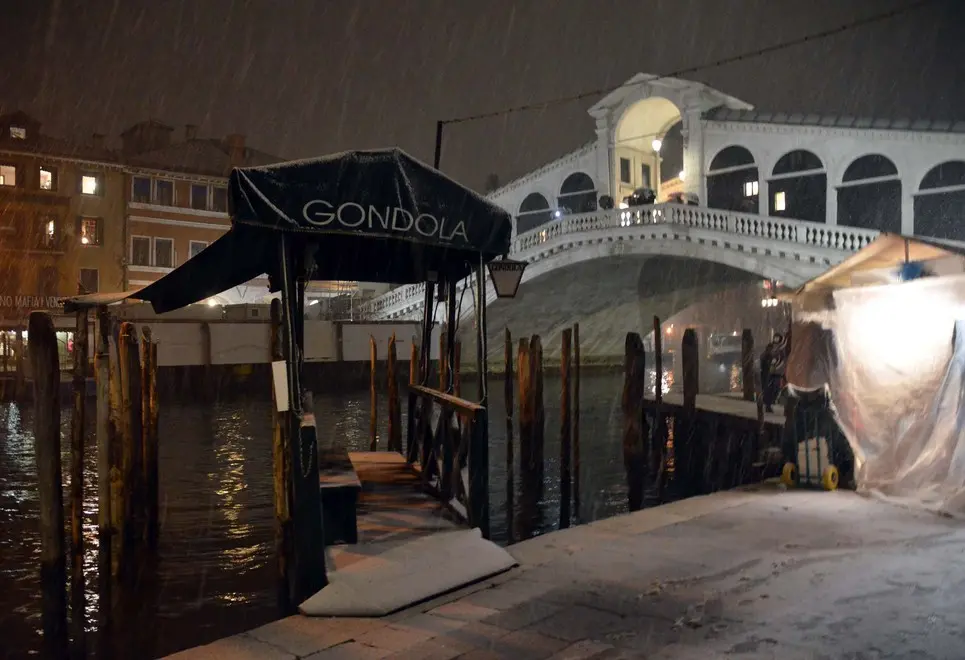 Interpress/Mazzega Venezia, 13.01.2017.- Neve a Venezia, Rialto
