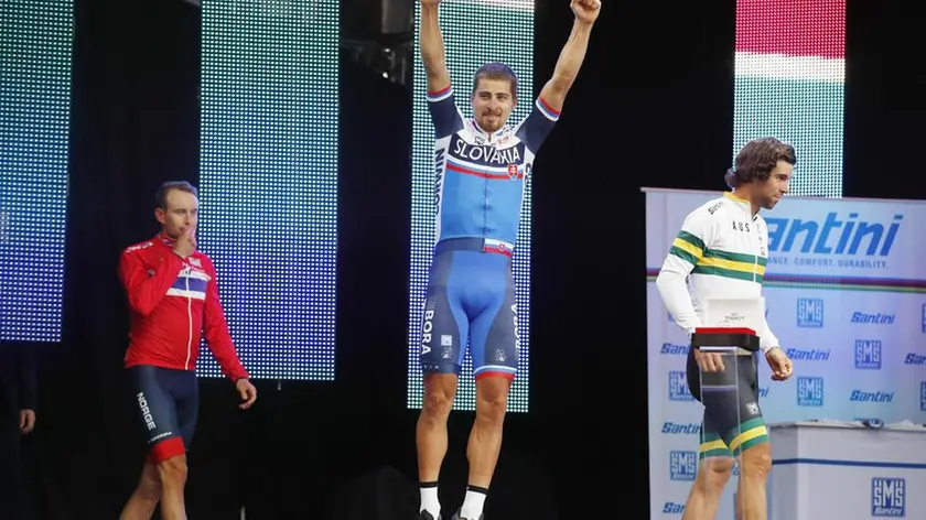 epa06224120 Gold medalist Peter Sagan (C) of Slovakia, silver medalist Alexander Kristoff of Norway (L) and bronze medalist Michael Matthews of Australia react during the awarding ceremony of the Men's Elite Road Race at the UCI 2017 Road World Championship in Bergen, Norway, 24 September 2017. EPA/CORNELIUS POPPE NORWAY OUT