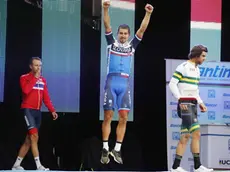 epa06224120 Gold medalist Peter Sagan (C) of Slovakia, silver medalist Alexander Kristoff of Norway (L) and bronze medalist Michael Matthews of Australia react during the awarding ceremony of the Men's Elite Road Race at the UCI 2017 Road World Championship in Bergen, Norway, 24 September 2017. EPA/CORNELIUS POPPE NORWAY OUT