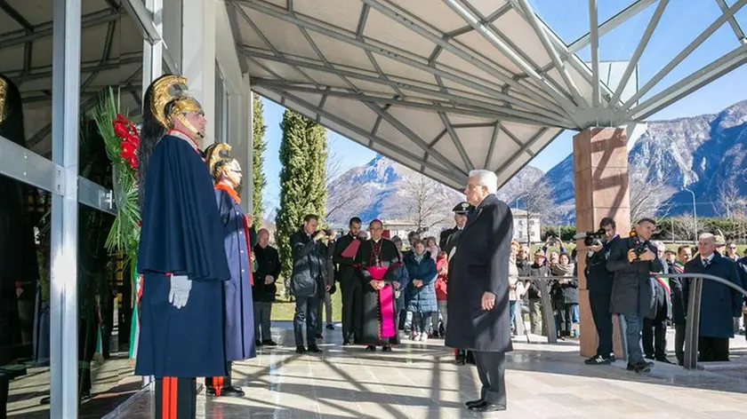 Il presidente della Repubblica, Sergio Mattarella, al cimitero del Vajont a Fortogna durante la visita del 2019