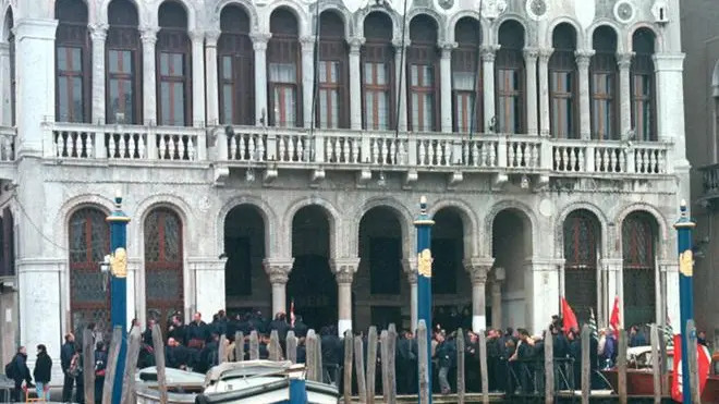 10/11/00.PROTESTA DIPENDENTI ACTV A CA' FARSETTI. INTERPRESS/ LAZZARINI.