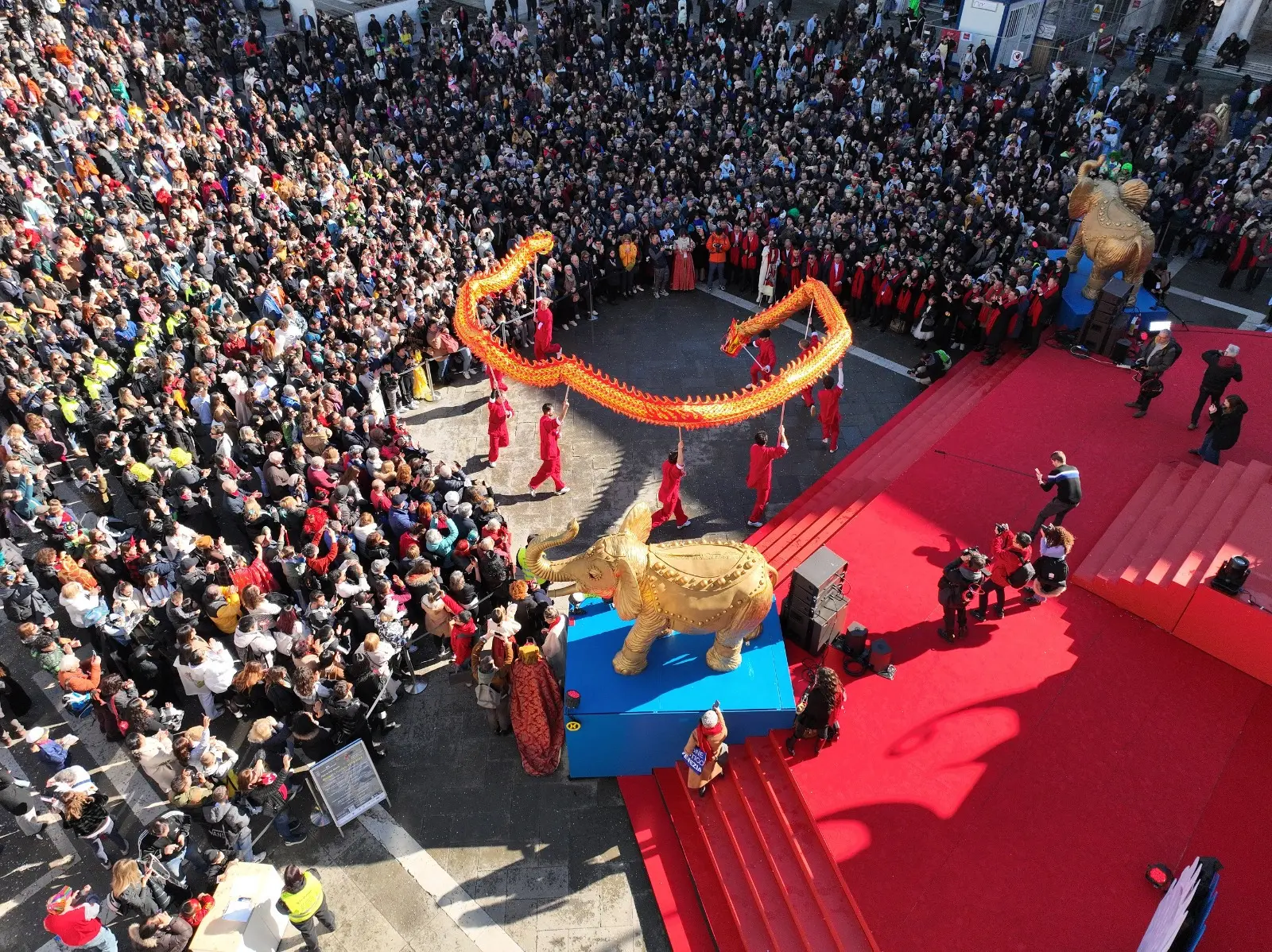 Diciotto giorni di festa che hanno portato il divertimento in tutte le "città di Venezia". Una pantegana galleggiante, cortei acquei, carri allegorici, spettacoli diffusi, rievocazioni storiche, la grazia delle 12 Marie e la magia del fuoco che incontra l’acqua all’Arsenale. Tutto questo è stato il Carnevale di Venezia 2024 “Ad Oriente. Il mirabolante viaggio di Marco Polo”, che oggi si è chiuso con il saluto da Piazza San Marco della Maria vincitrice del Carnevale 2024, Silvia Zecchin, la sfilata dei carri a Zelarino, l’ultimo spettacolo di “Terra Incognita”, nelle acque dell’Arsenale di Venezia, capace di immagare con il suo racconto ancestrale e le feste mascherate nei palazzi.