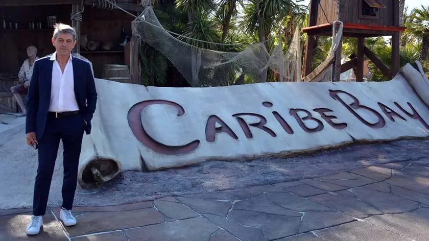 Luciano Pareschi davanti all’ingresso del Caribe Bay