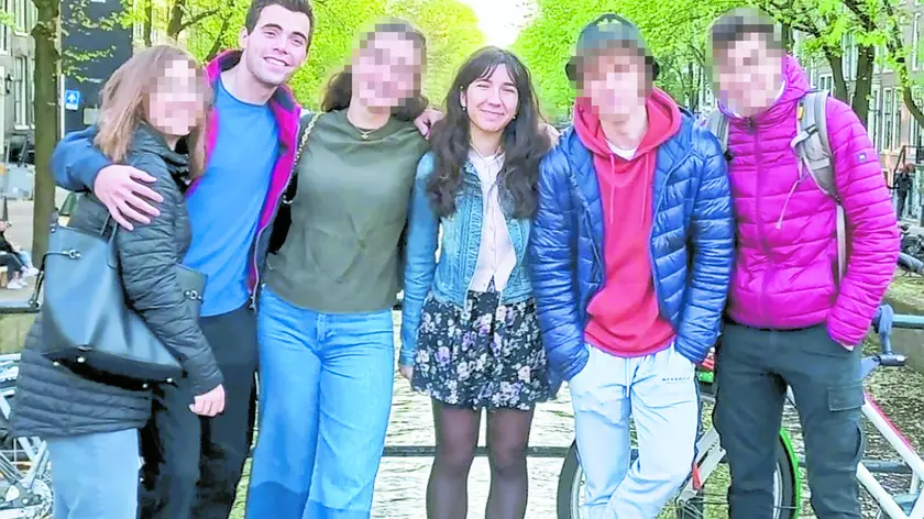 Giulia Cecchettin e Filippo Turetta insieme ad amici e compagni
